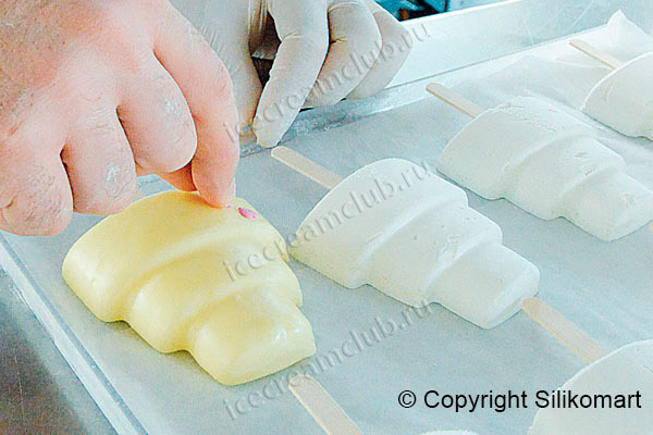 Седьмое дополнительное изображение для товара Форма для мороженого эскимо «Тортик» СТЭККОФЛЕКС (Silikomart, Италия), 8 ячеек + поднос