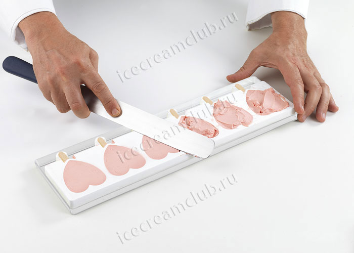 Четвертое дополнительное изображение для товара Форма для мороженого эскимо на палочке «Сердце мини» (Silikomart, Италия), 12 ячеек + 2 подноса