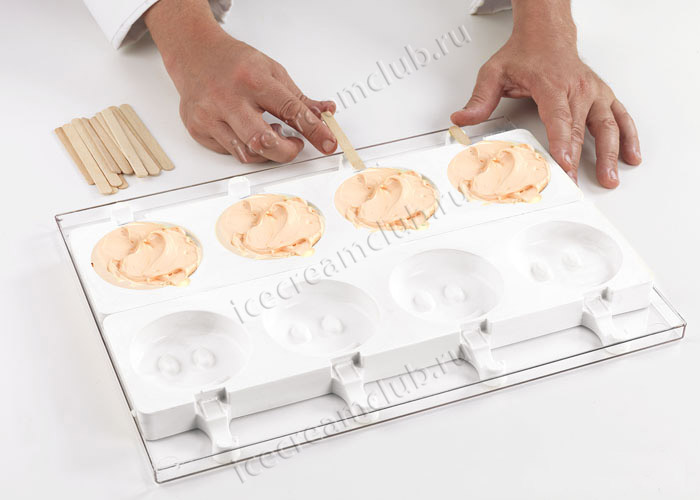 Третье дополнительное изображение для товара Форма для мороженого эскимо «Улыбка» СТЭККОФЛЕКС (Silikomart, Италия), 8 ячеек + поднос