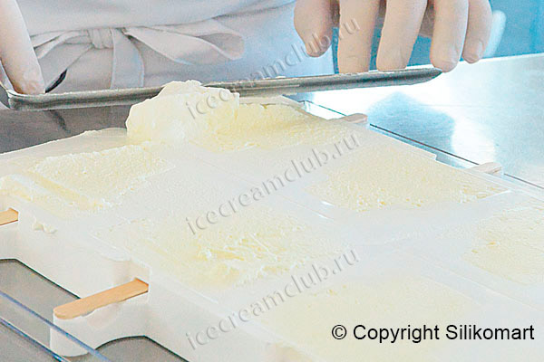 Четвертое дополнительное изображение для товара Форма для мороженого эскимо «Тортик» СТЭККОФЛЕКС (Silikomart, Италия), 8 ячеек + поднос