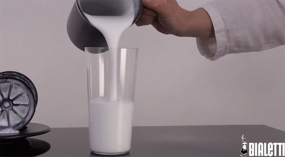 Седьмое дополнительное изображение для товара Ручной вспениватель для молока (капучинатор) Bialetti Tuttocrema (6 порций, 330 мл)