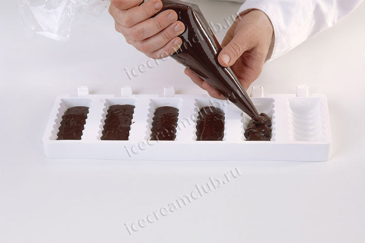 Шестое дополнительное изображение для товара Форма для мороженого эскимо «Танго» СТЭККОФЛЕКС (Silikomart, Италия), 12 ячеек + поднос