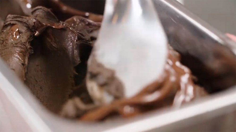 Третье дополнительное изображение для товара Смесь для шоколадного мороженого «ШокоДжелато NERO» 52.5%, 1.6 кг Callebaut (Бельгия), MXD-ICE52-V99