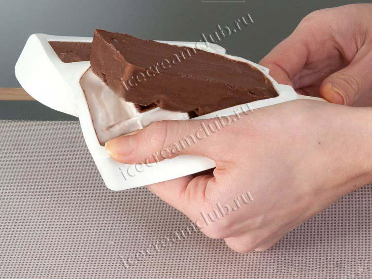 Четвертое дополнительное изображение для товара Форма для мороженого эскимо на палочке Easy Cream «Шоколадная плитка» (Silikomart, Италия)