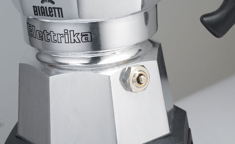 Второе дополнительное изображение для товара Электрическая гейзерная кофеварка Bialetti «Moka Elettrica» 7290 (на 2 порции, 90 мл)