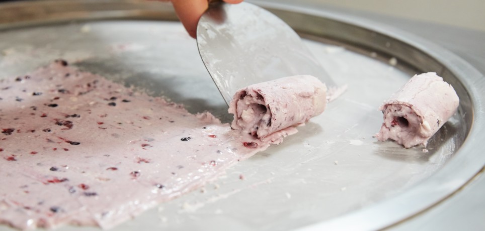 Третье дополнительное изображение для товара Смесь для жареного ролл-мороженого Frozen Roll «Клубничное», 0,9 кг. (Актиформула, Россия)