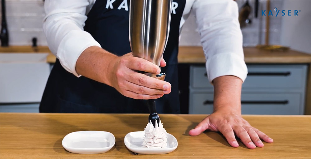 Восьмое дополнительное изображение для товара Профессиональный кулинарный сифон для сливок (кремер) Kayser WHIPcreamer INOX 1л (Австрия)