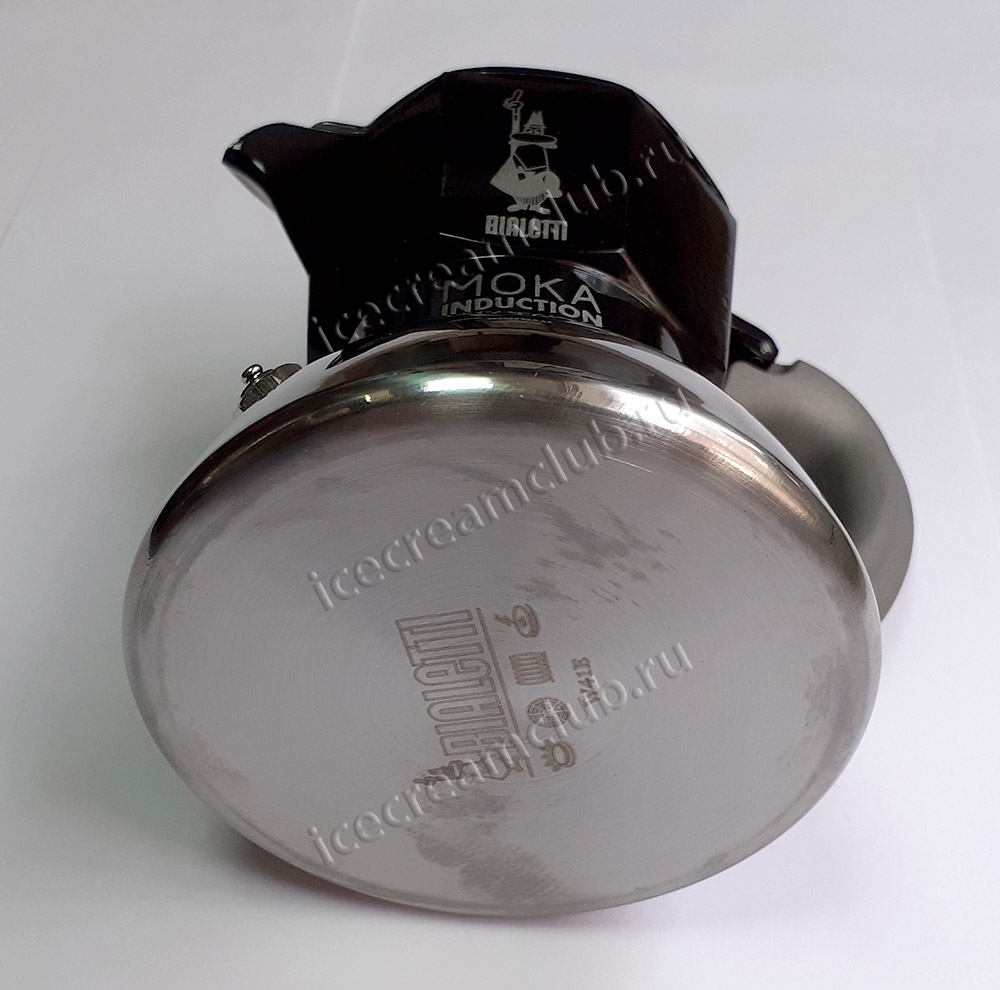 Шестое дополнительное изображение для товара Гейзерная кофеварка Bialetti Moka Induction 6932 для индукционных плит (2 порции, 100 мл), черная