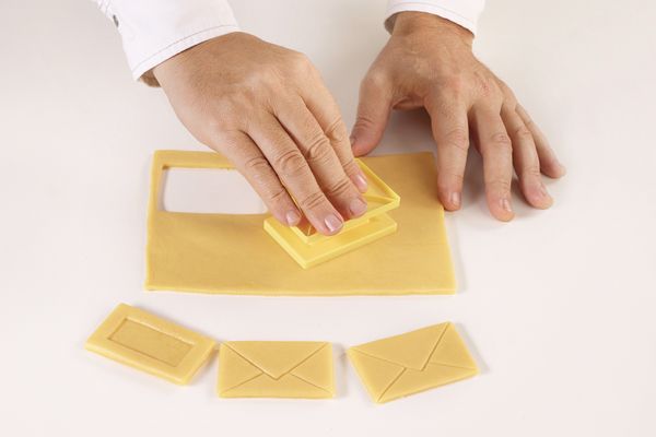 Первое дополнительное изображение для товара Набор форм "Печенье с предсказанием – конверт" Surprise (Silikomart, Италия)