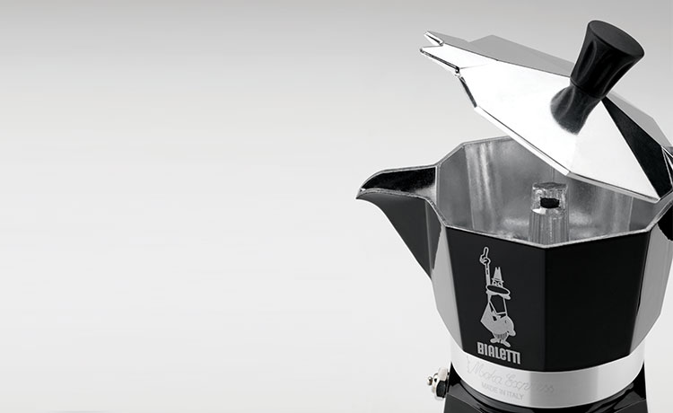 Четвертое дополнительное изображение для товара Гейзерная кофеварка Bialetti «Moka express» 4953/NP (на 6 порций, 240 мл) Черная