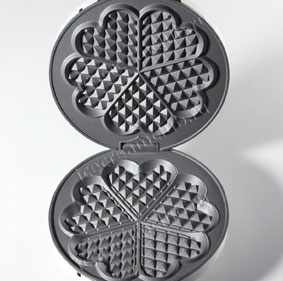 Третье дополнительное изображение для товара Вафельница для венских вафель Cloer 181 (форма сердечек)